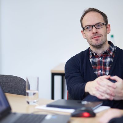 Lehrkräfte erarbeiten etwas.