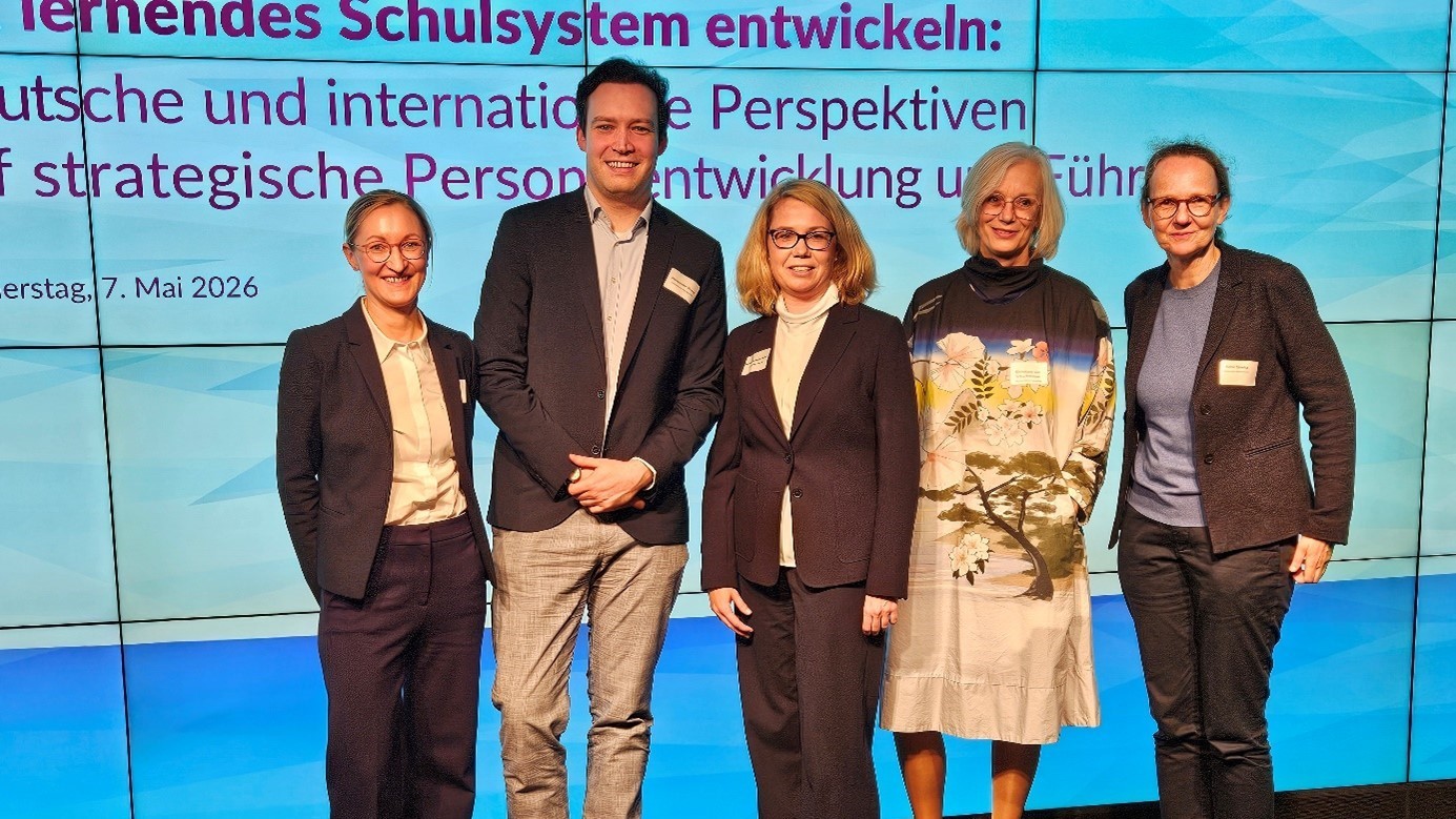 Ein lernendes Schulsystem entwickeln:  Deutsche und internationale Perspektiven auf strategische Personalentwicklung und Führung 